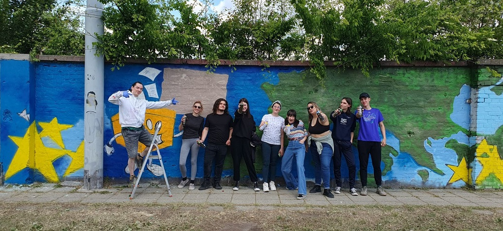 oslikan-zid-u-osijeku-s-porukama-mladih-kakvu-europu-zele-u-buducnosti