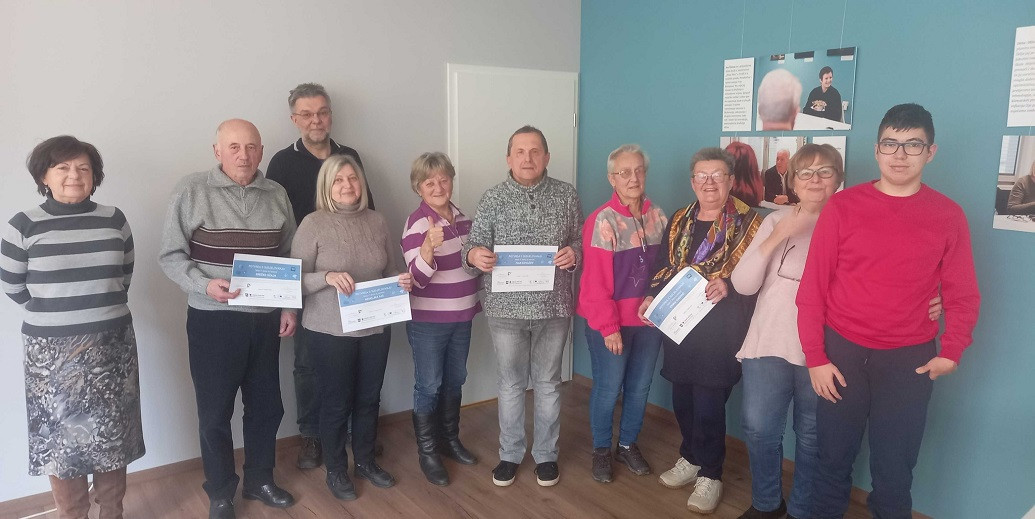 prva-generacija-polaznika-it-skolice-za-umirovljenike