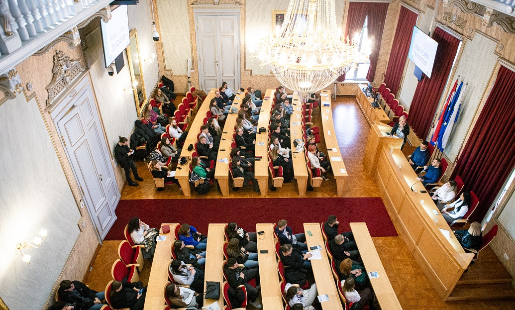 u-velikoj-vijecnici-osjecko-baranjske-zupanije-odrzana-je-konferencija-mladi-u-fokusu-drustvenog-razvoja